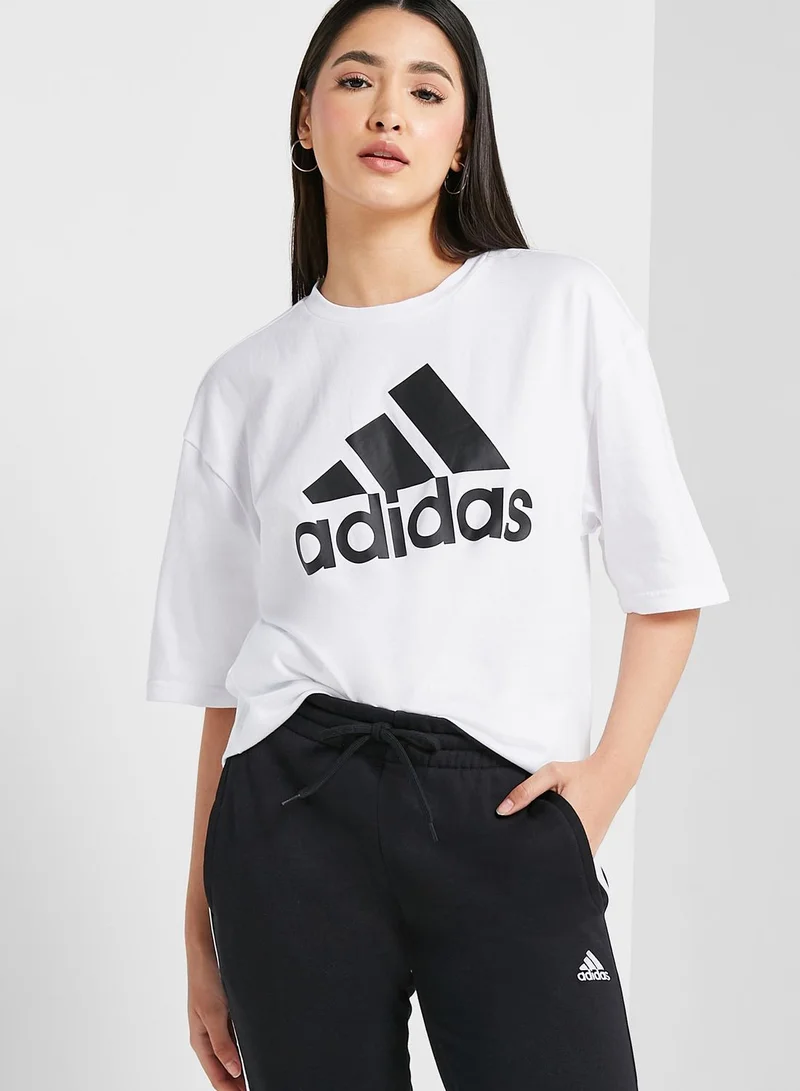 adidas تيشيرت أساسي بوي فريند بشعار الماركة