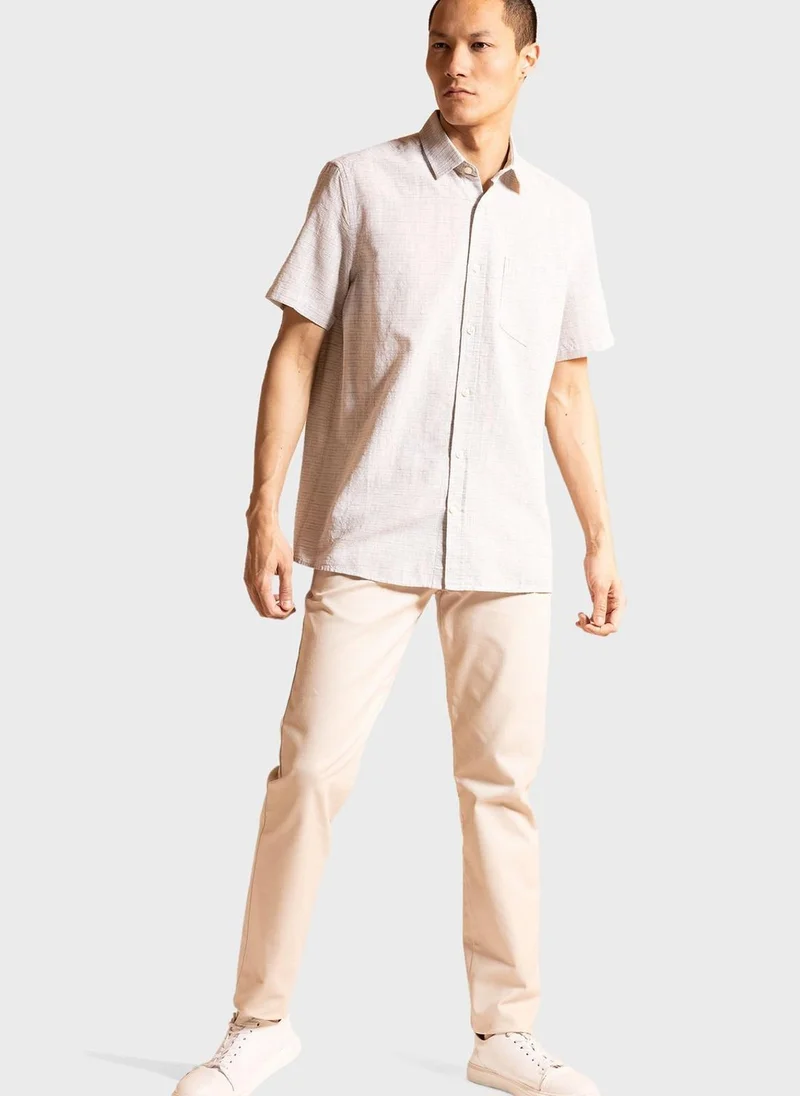 ديفاكتو قميص أساسي بقصة مريحة