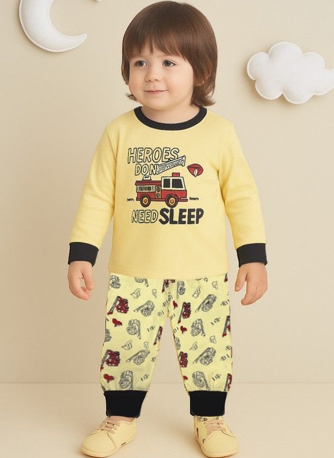 Kidbea طقم نوم كيدبيا للأطفال بطباعة جرافيك من القطن مع تي شيرت وسروال جوجر - Image 1