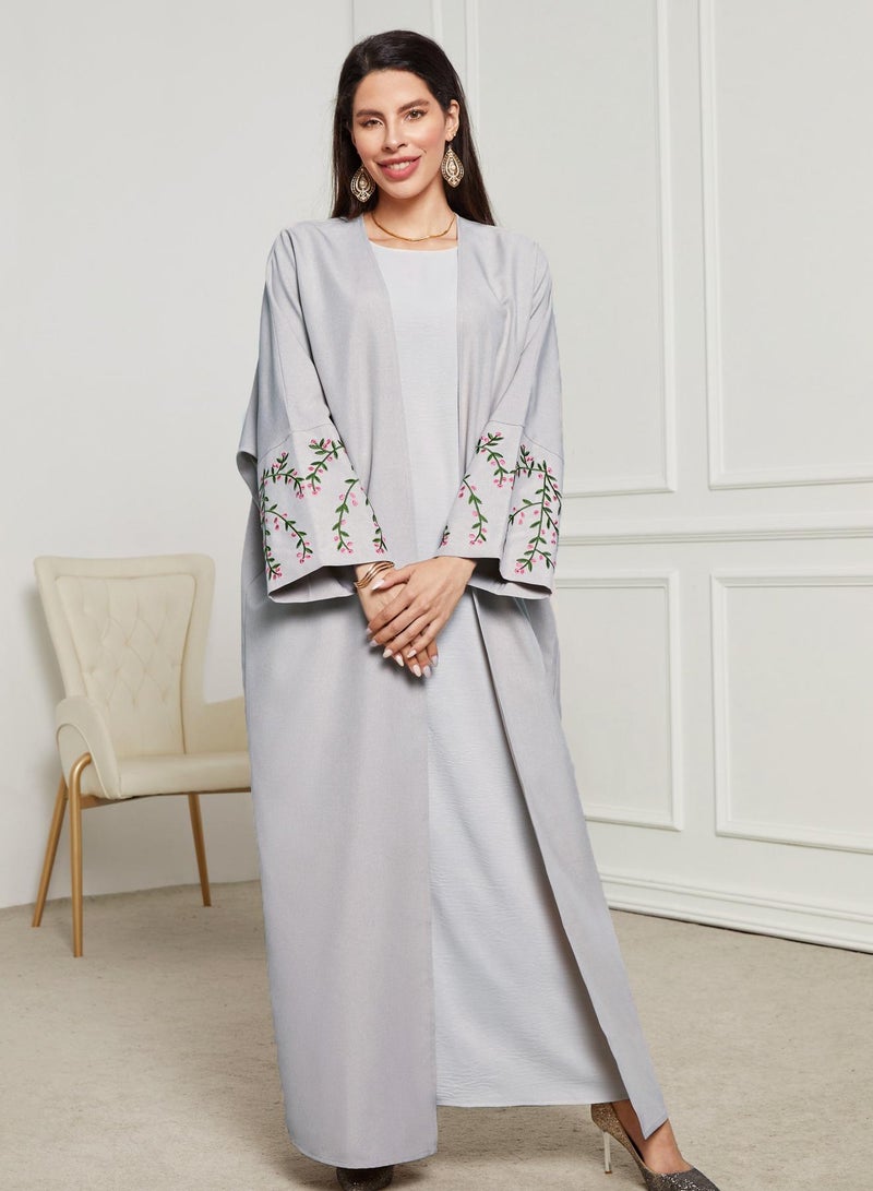 Saraia عباءة أنيقة باللون الرمادي الفاتح مع أكمام مزخرفة بالزهور - Image 1