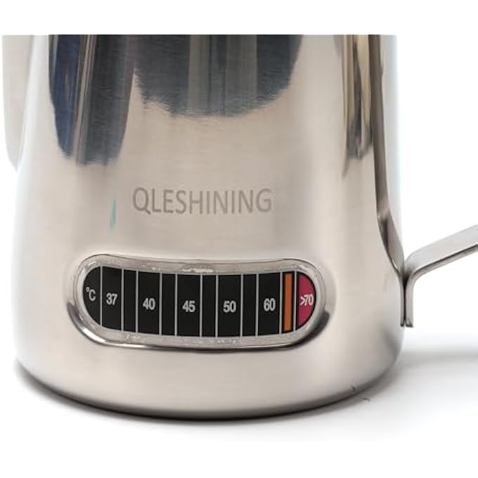 QLESHINING إبريق حليب رغوي مع مقياس حرارة، إبريق قهوة من الفولاذ المقاوم للصدأ، 20 أونصة، كوب حليب للمطبخ المنزلي، 600 مل، إبريق رغوة حليب قهوة الإسبريسو، إبريق مثالي لفن اللاتيه باريستا - Image 5