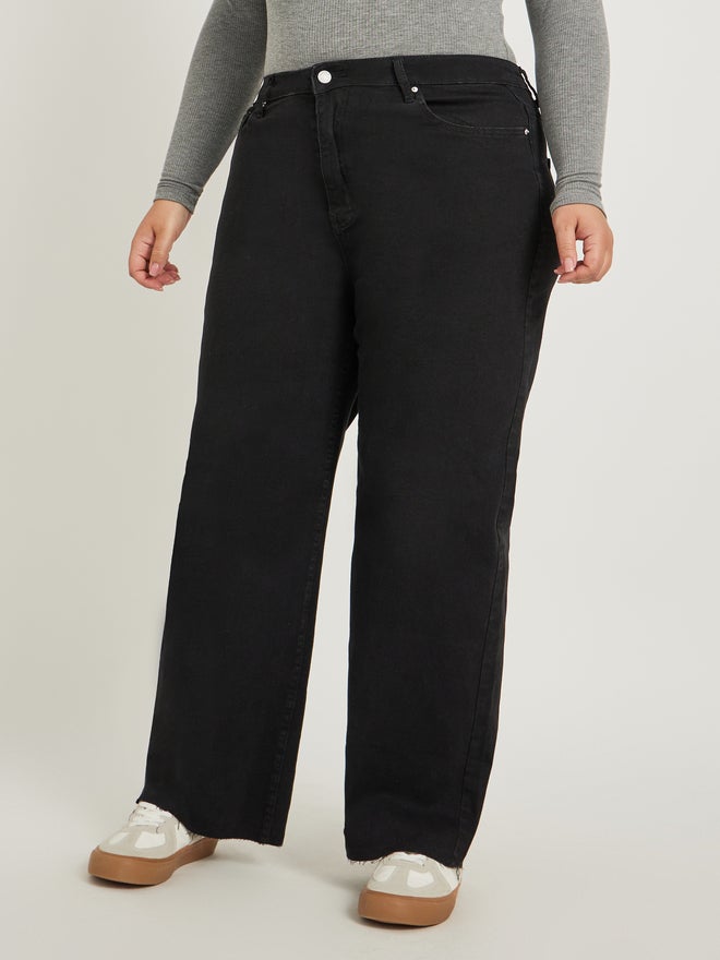 Styli Styli Plus Size High Rise Rivet Detail Straight Fit Jeans  - Image 2