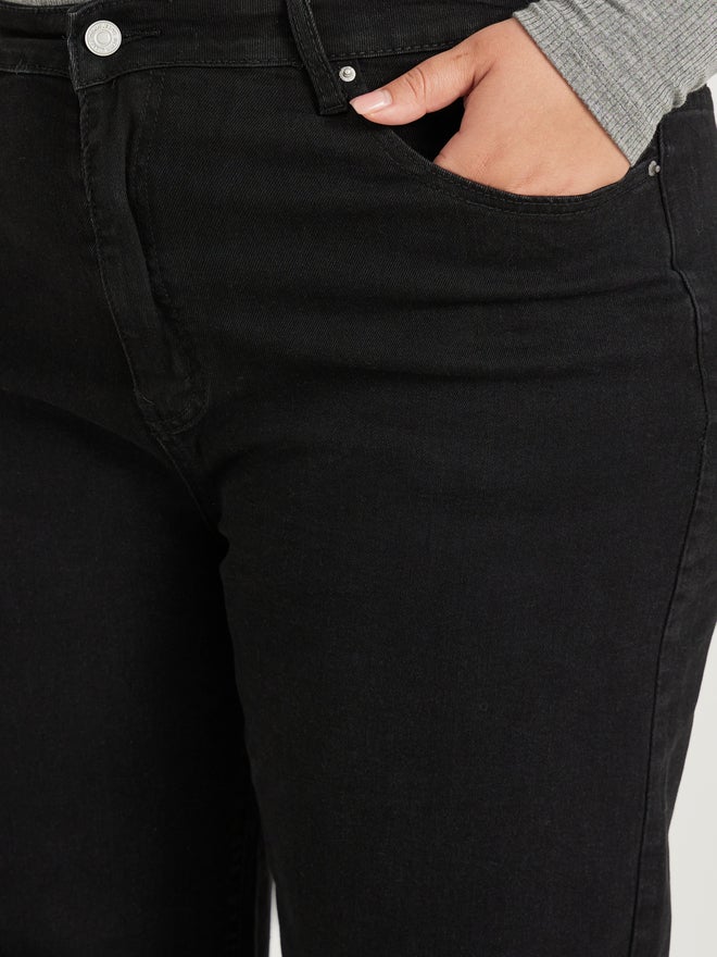 Styli Styli Plus Size High Rise Rivet Detail Straight Fit Jeans  - Image 3