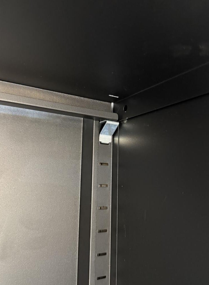 إستلو خزانة تخزين حديدية بلونين – متانة وأناقة في كل زاوية - Image 4