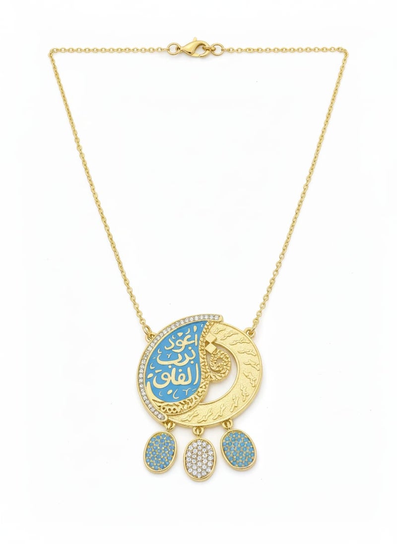احملي الحماية والأناقة في قطعة واحدة! إنها ليست مجرد قطعة مجوهرات، بل تذكير يومي ببركة الإيمان. القلادة بتصميم الهلال الساحر، تحمل الآية الكريمة "أعوذ برب الفلق"، مما يمنحها قيمة روحانية عميقة. قطعة فريدة تجمع بين الجمال والاطمئنان، وتُضيف لمسة من النور إلى إطلالتكِ. - Image 2