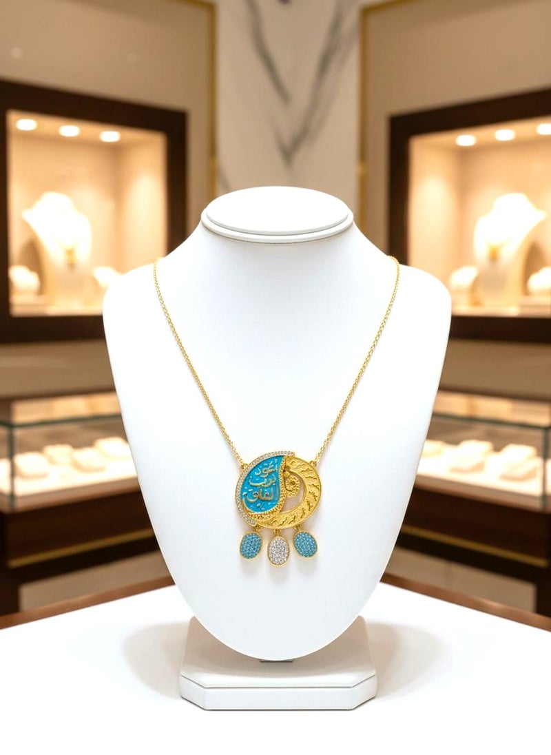 احملي الحماية والأناقة في قطعة واحدة! إنها ليست مجرد قطعة مجوهرات، بل تذكير يومي ببركة الإيمان. القلادة بتصميم الهلال الساحر، تحمل الآية الكريمة "أعوذ برب الفلق"، مما يمنحها قيمة روحانية عميقة. قطعة فريدة تجمع بين الجمال والاطمئنان، وتُضيف لمسة من النور إلى إطلالتكِ. - Image 4