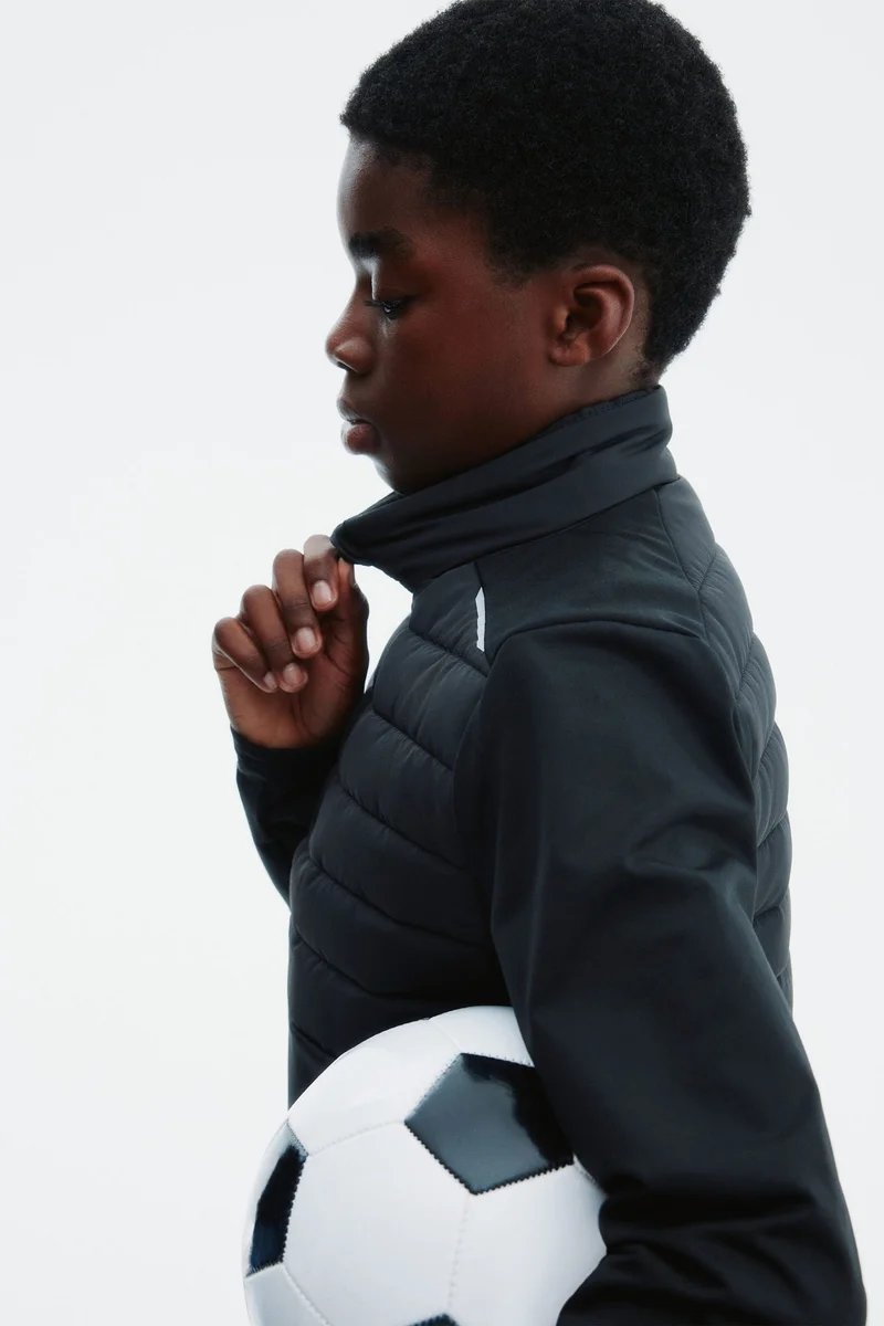 اتش اند ام بلوزة كرة قدم بنسيج ثيرمو موف™