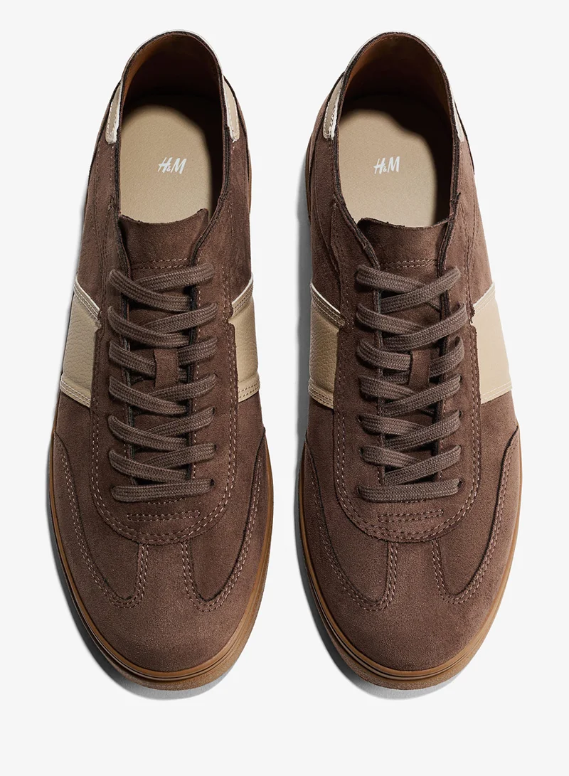 اتش اند ام حذاء رياضي