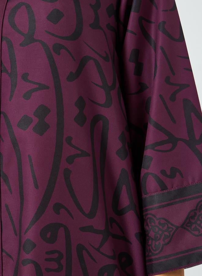 Amirah Burgundy Notch Neck Jalabiya with Arabic Print - Image 4