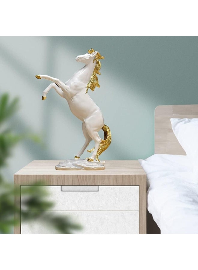 ديكور هيلز تمثال حصان واقف من الراتنج، مصنوع يدويًا بالكامل، تحفة فنية حديثة، قطعة فنية قابلة للجمع، هدية مثالية للمكتب أو رف الكتب، تمثال مهيب باللونين الأبيض والذهبي. - Image 2