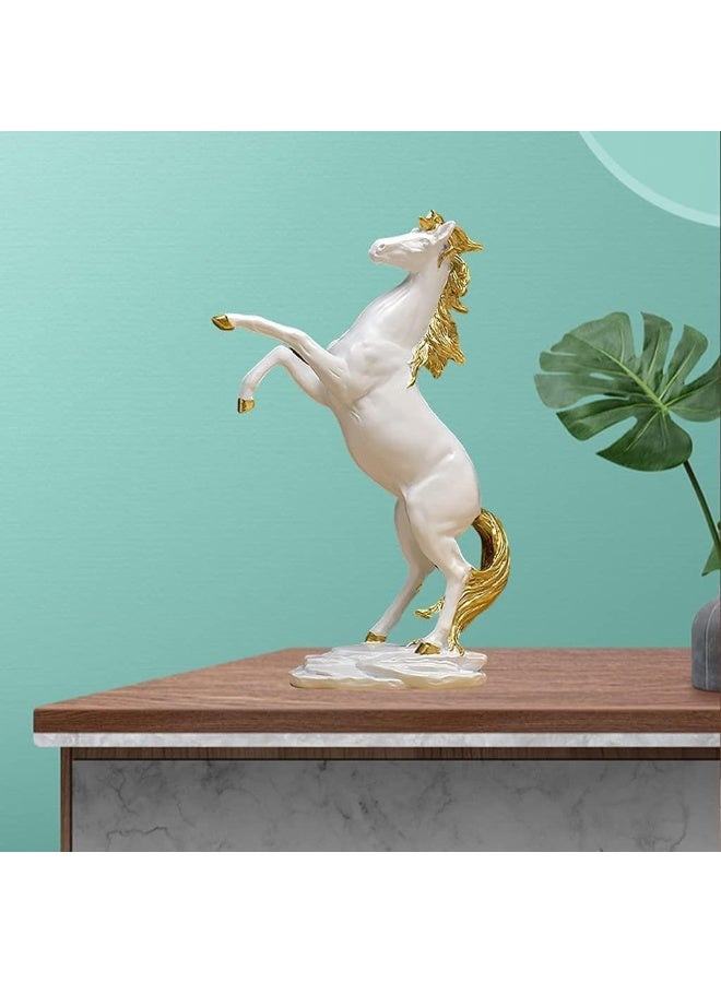 ديكور هيلز تمثال حصان واقف من الراتنج، مصنوع يدويًا بالكامل، تحفة فنية حديثة، قطعة فنية قابلة للجمع، هدية مثالية للمكتب أو رف الكتب، تمثال مهيب باللونين الأبيض والذهبي. - Image 3
