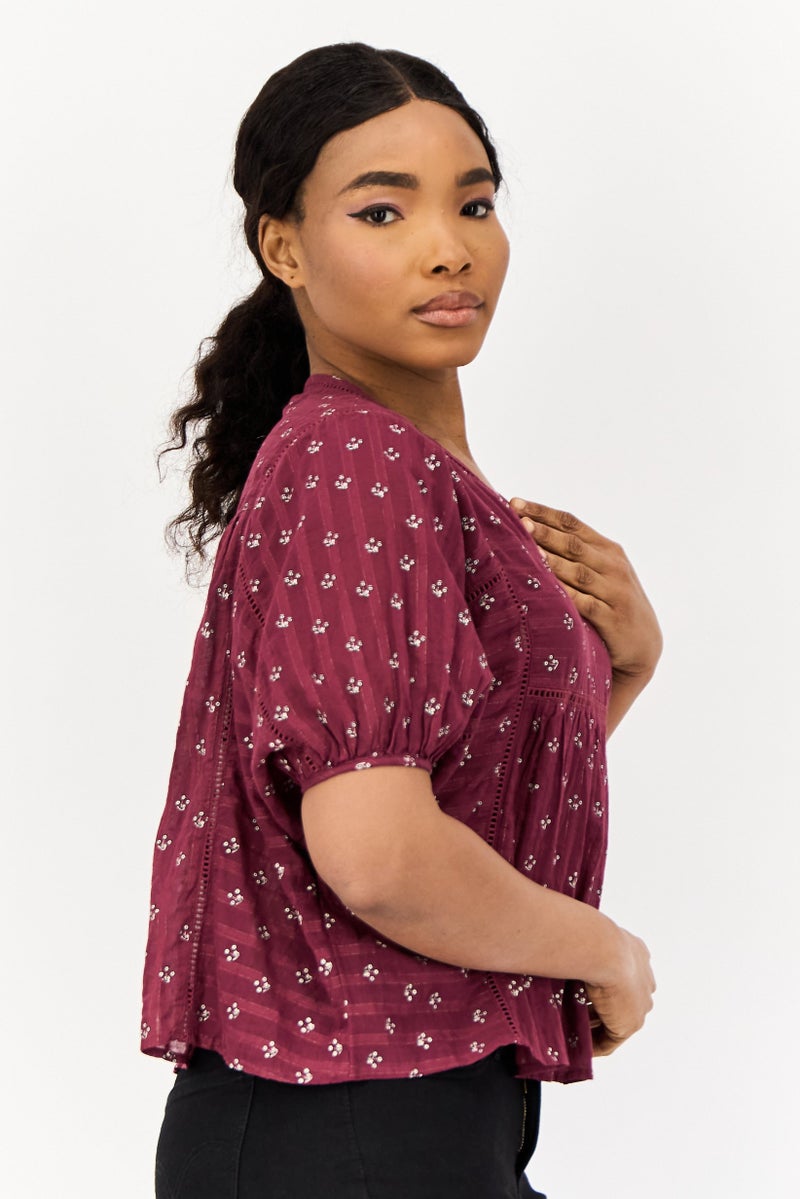 ONLY Women V Neck Short Sleeve Allover Print Blouse, Maroon - Image 4