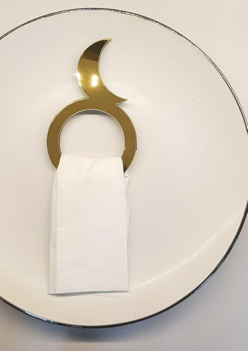 حلقات المناديل - حوّل مساحة تناول الطعام الخاصة بك إلى لوحة فنية مع هذه القطع الذهبية الفاخرة على شكل هلال، والتي تضيف لمسة من الرقي إلى الوجبات اليومية والتجمعات العائلية المهمة.