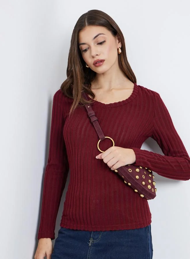 ستايلي بلوزة محبوكة بتفاصيل مُضلعة