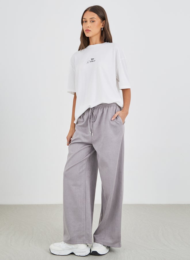 ستايلي بنطلون رياضي واسع الساق للنساء من ستايلي بمظهر جلد سويدي رمادي - Image 1