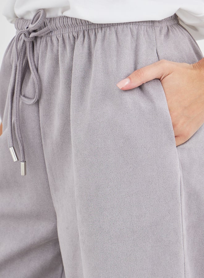 ستايلي بنطلون رياضي واسع الساق للنساء من ستايلي بمظهر جلد سويدي رمادي - Image 3