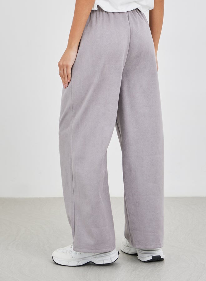 ستايلي بنطلون رياضي واسع الساق للنساء من ستايلي بمظهر جلد سويدي رمادي - Image 4