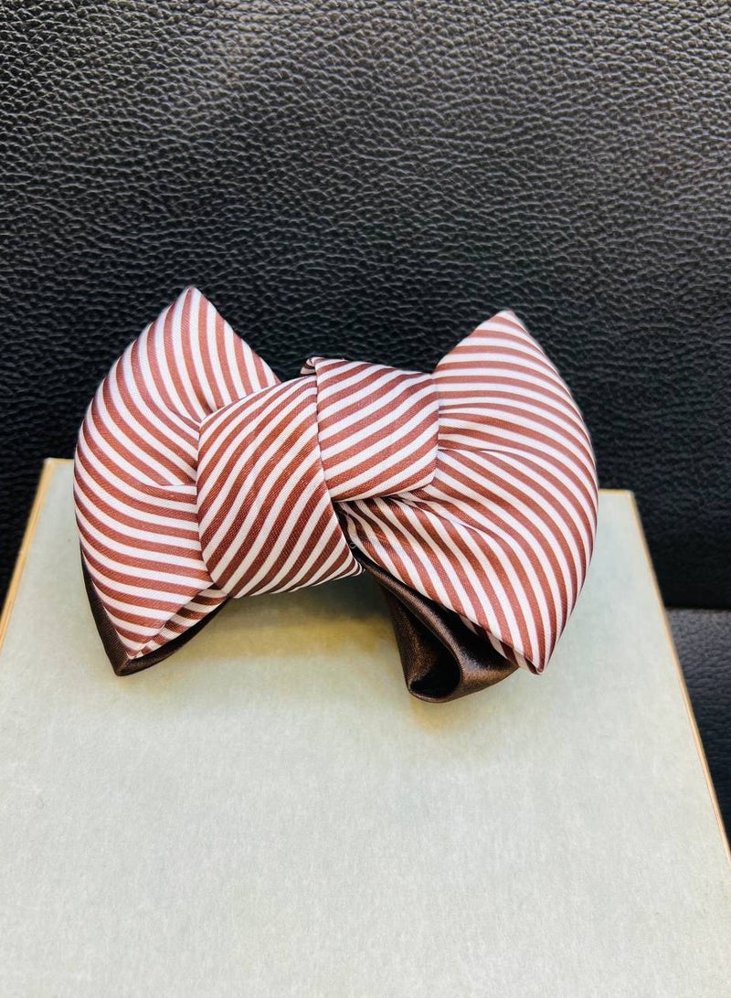 Generic "Beige and white striped bow hair clip, an elegant touch that adds femininity and distinction to your look." - Image 2