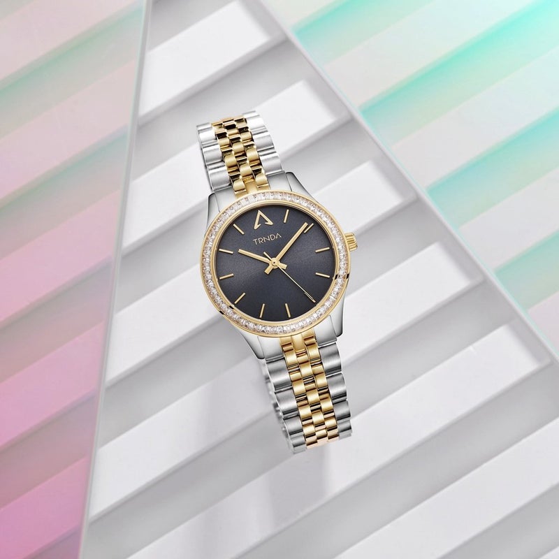 ترندا ساعة نسائية من TRNDA بهيكل من الفولاذ المقاوم للصدأ الفضي، وسوار من الفولاذ المقاوم للصدأ الفضي والذهبي. - Image 5