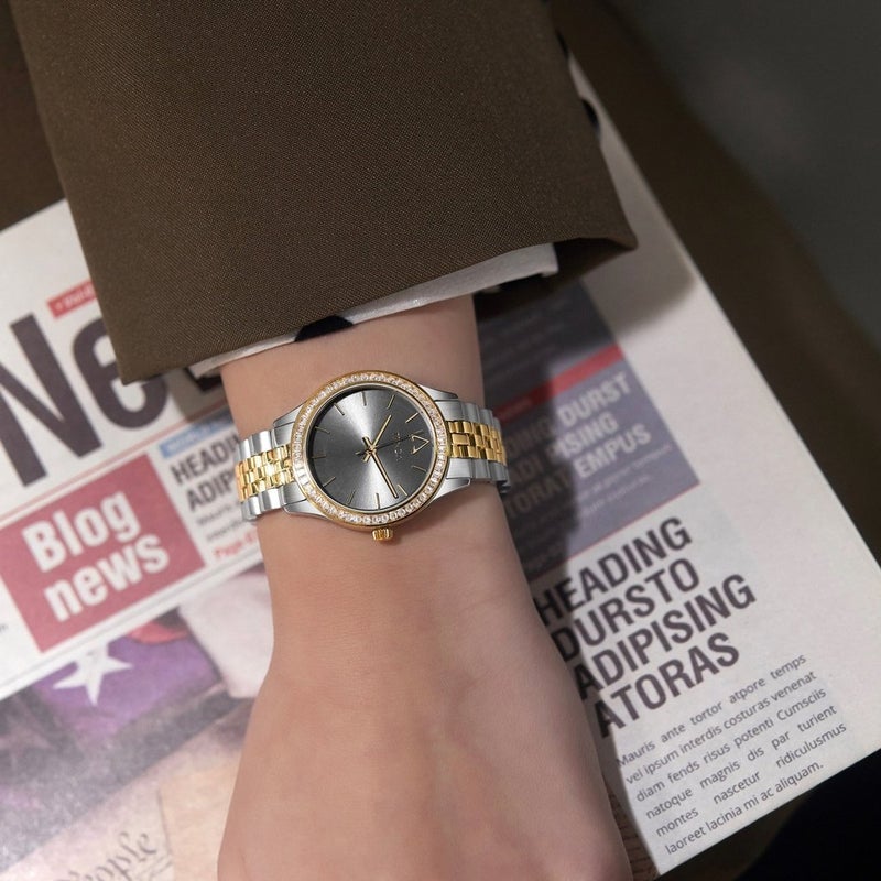 ترندا ساعة نسائية من TRNDA بهيكل من الفولاذ المقاوم للصدأ الفضي، وسوار من الفولاذ المقاوم للصدأ الفضي والذهبي. - Image 2