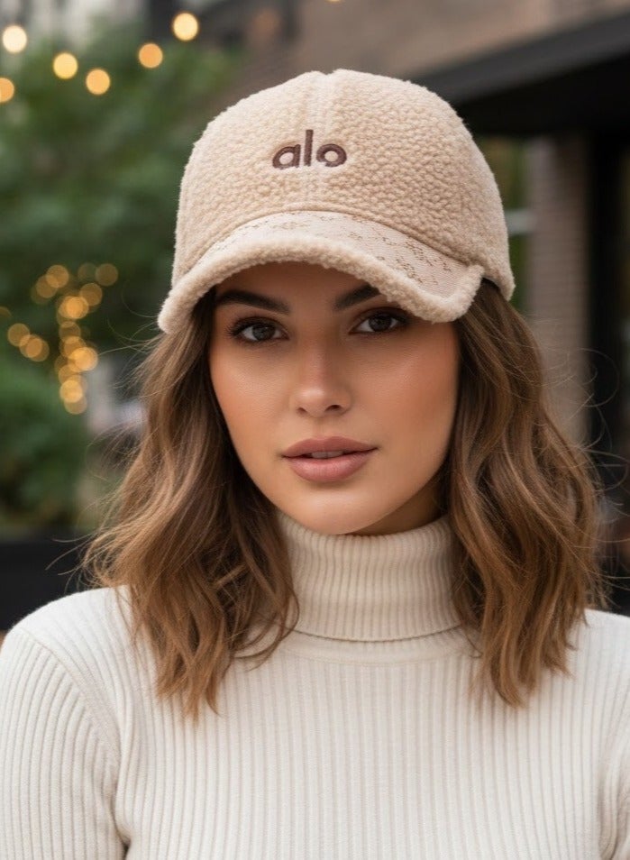 ألو كاب شتوي فرو ناعم للنساء بتصميم ALO عصري – لون بيج أنيق مع تطريز مميز – قبعة دافئة ومريحة للاستخدام اليومي والخروجات الشتوية - Image 2