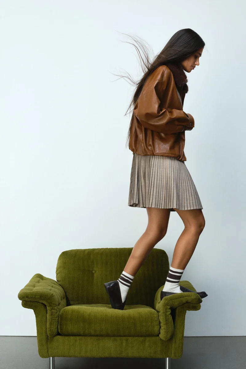 اتش اند ام تنورة ميني مُزيّنة بكسرات