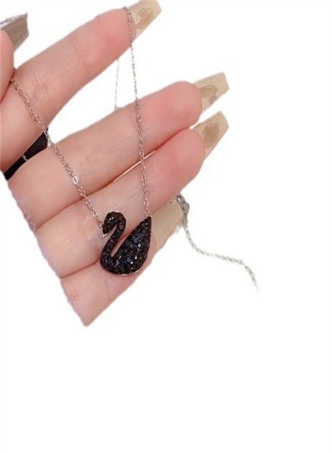 قلادة عصرية بتصميم طائر مائي مرصعة بالكريستال - Image 1