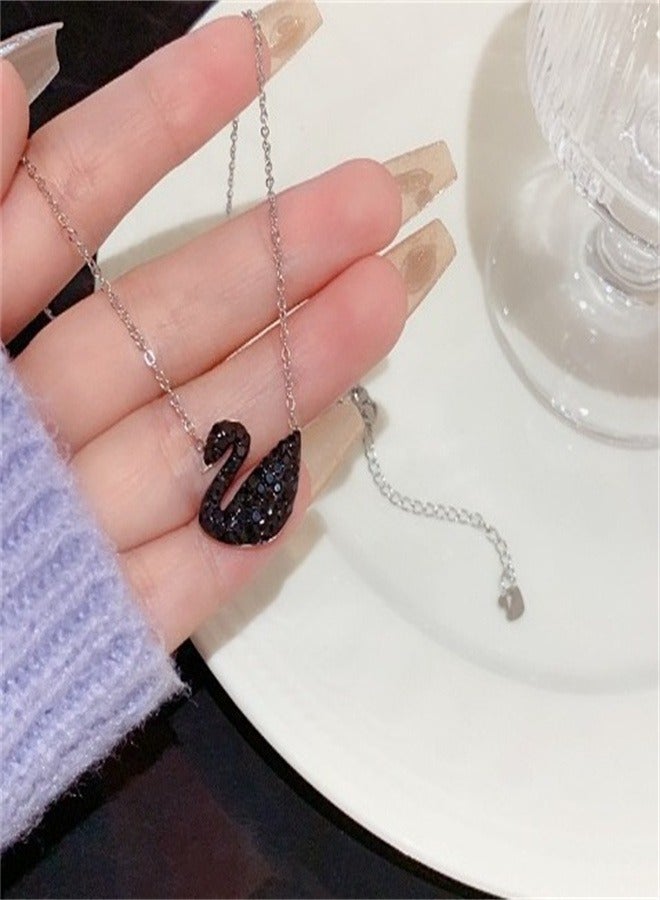 قلادة عصرية بتصميم طائر مائي مرصعة بالكريستال - Image 3