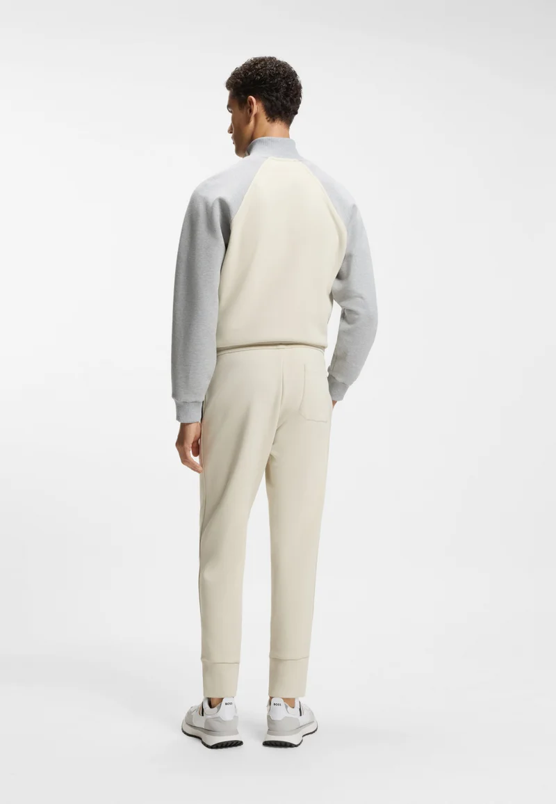 بوس بنطلون رياضي قطني بتفاصيل متباينة