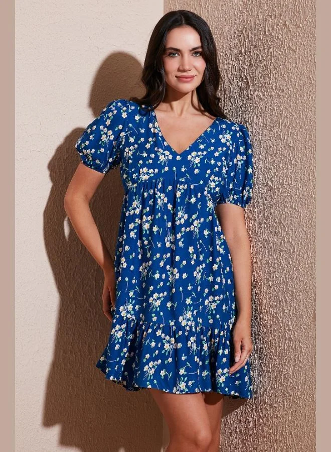 ليلا فستان قصير بنقوش وياقة على شكل حرف  وأكمام بالون من ليلا للنساء