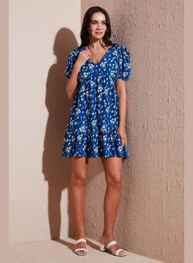 ليلا فستان قصير بنقوش وياقة على شكل حرف  وأكمام بالون من ليلا للنساء