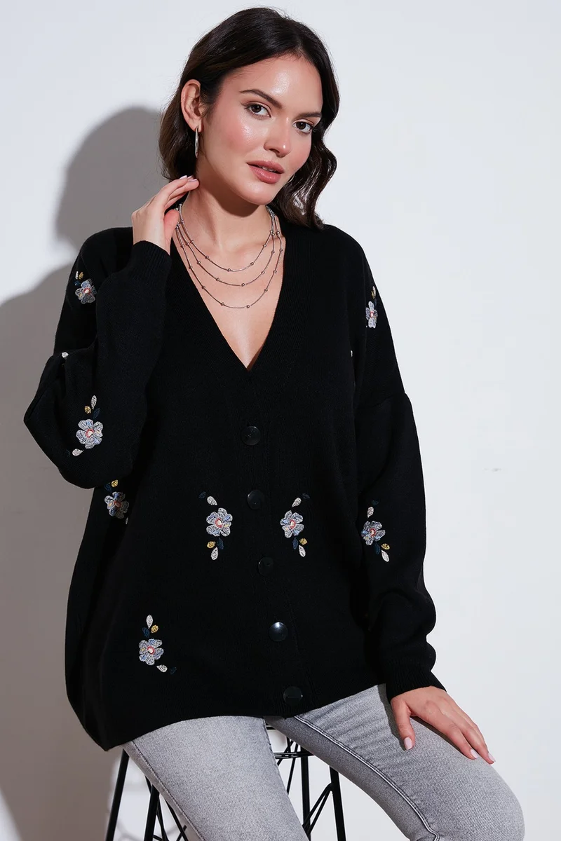 Lela Floral Embroidered Oversize Fit V Neck Buttoned Cardigan Women's Cardigan 4616191