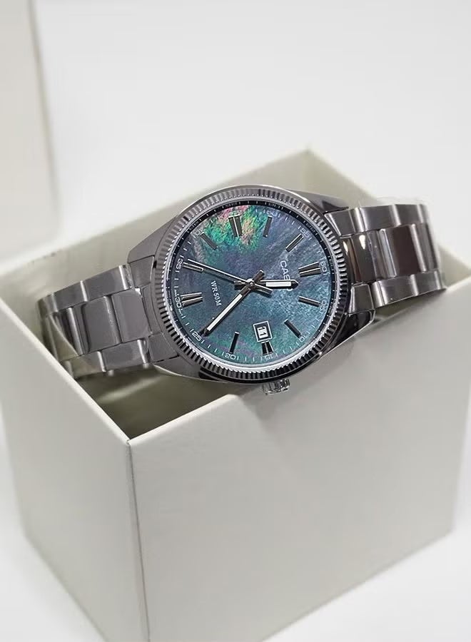 CASIO ساعة يد للرجال MTP-1302DS-1AVDF أنالوج بحزام من الفولاذ المقاوم للصدأ، قرص من أم اللؤلؤ، مقاومة للماء حتى 50 م - Image 2