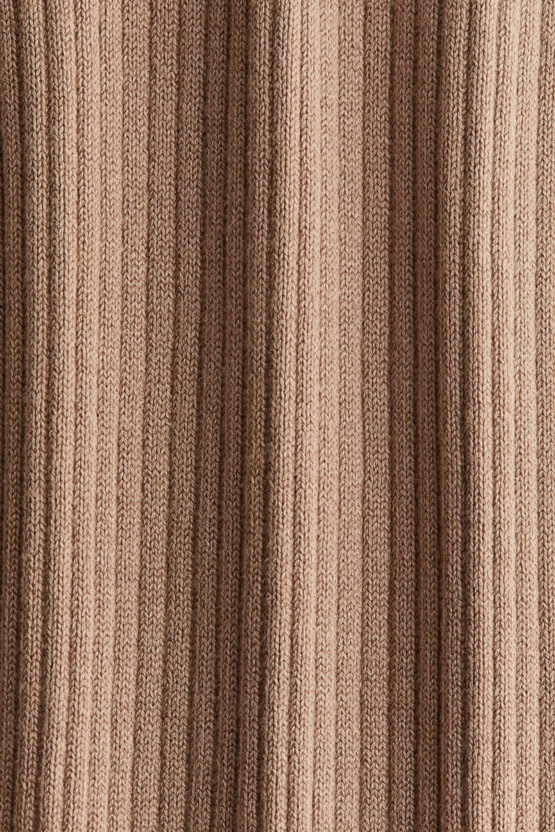 اتش اند ام بنطلون من نسيج مرن بحافة واسعة