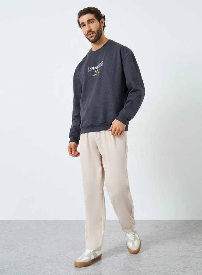 ستايلي سويت شيرت واسع مطرز بلون فحمي للرجال