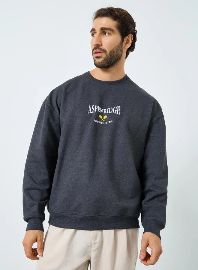 ستايلي سويت شيرت واسع مطرز بلون فحمي للرجال