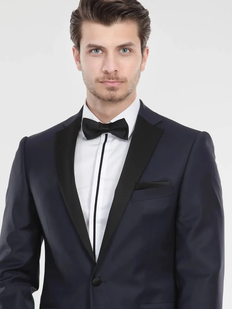 كيب بدلة توكسيدو من ساكس سادة بقصة ضيقة وياقة فراشة منسوجة