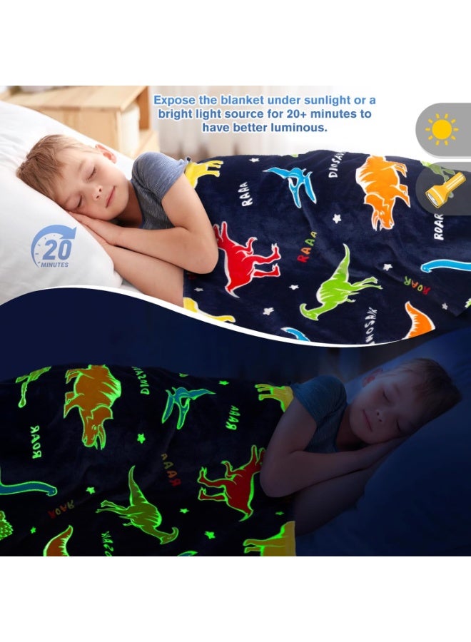 GUDOO هدايا ألعاب الديناصورات للأولاد والبنات – بطانية ديناصور مضيئة في الظلام، أفضل هدية لعيد الميلاد، أعياد الميلاد، عيد الحب، أو عيد الفصح للأطفال من عمر 1 إلى 10 سنوات، وكذلك للمراهقين. بطانية ناعمة ودافئة بقياس 50 × 60 بوصة. - Image 4