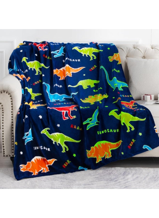 GUDOO هدايا ألعاب الديناصورات للأولاد والبنات – بطانية ديناصور مضيئة في الظلام، أفضل هدية لعيد الميلاد، أعياد الميلاد، عيد الحب، أو عيد الفصح للأطفال من عمر 1 إلى 10 سنوات، وكذلك للمراهقين. بطانية ناعمة ودافئة بقياس 50 × 60 بوصة. - Image 1