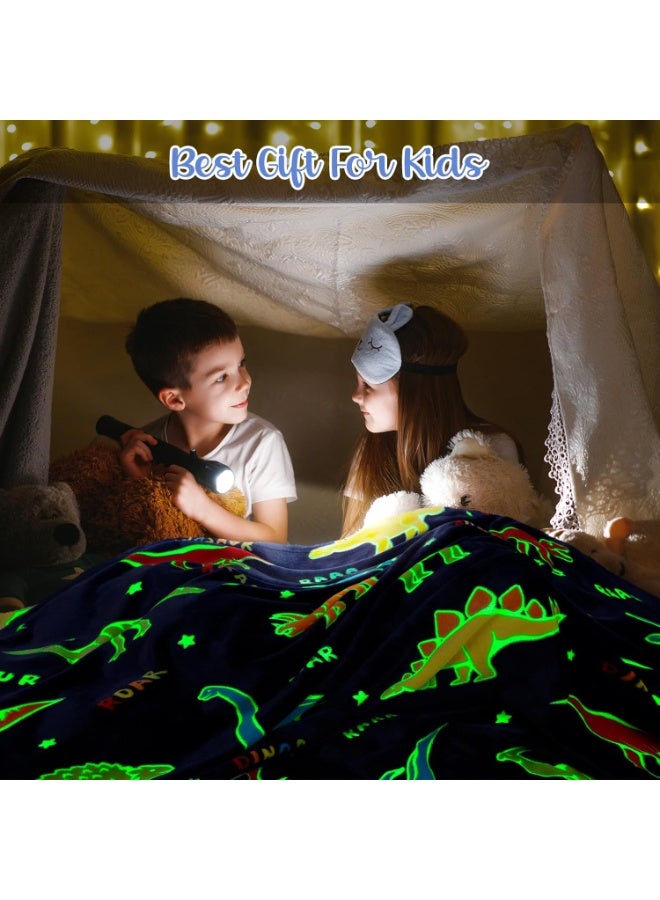 GUDOO هدايا ألعاب الديناصورات للأولاد والبنات – بطانية ديناصور مضيئة في الظلام، أفضل هدية لعيد الميلاد، أعياد الميلاد، عيد الحب، أو عيد الفصح للأطفال من عمر 1 إلى 10 سنوات، وكذلك للمراهقين. بطانية ناعمة ودافئة بقياس 50 × 60 بوصة. - Image 2