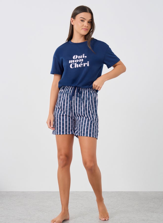 طقم بيجامة تي شيرت بطبعة شعار وشورت مخطط