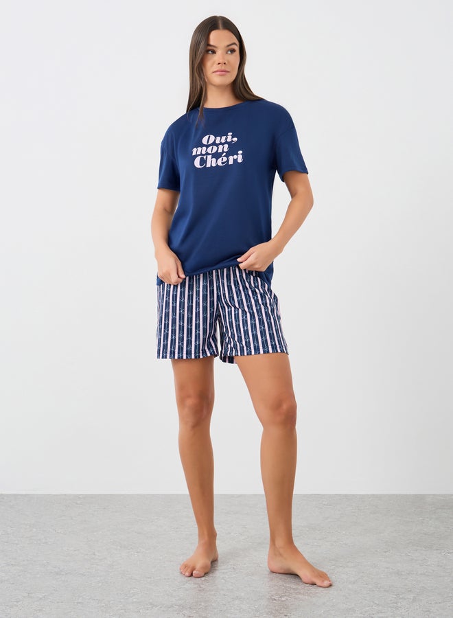طقم بيجامة تي شيرت بطبعة شعار وشورت مخطط