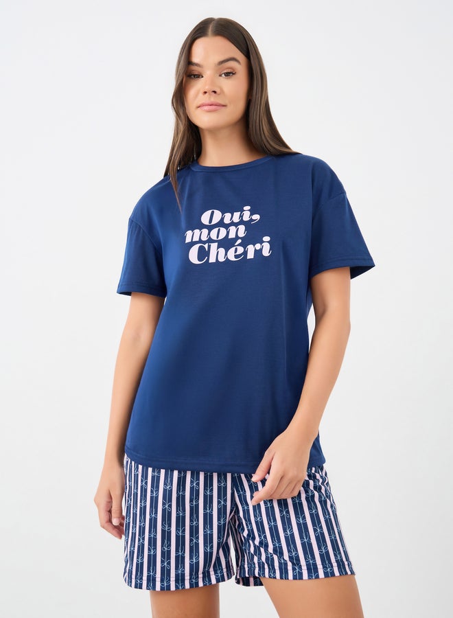 طقم بيجامة تي شيرت بطبعة شعار وشورت مخطط