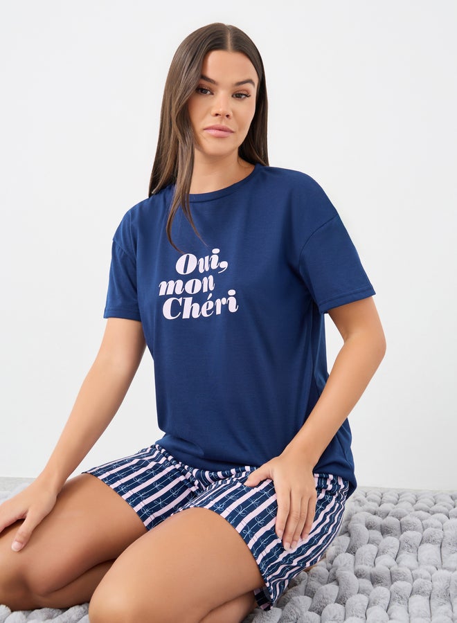 طقم بيجامة تي شيرت بطبعة شعار وشورت مخطط