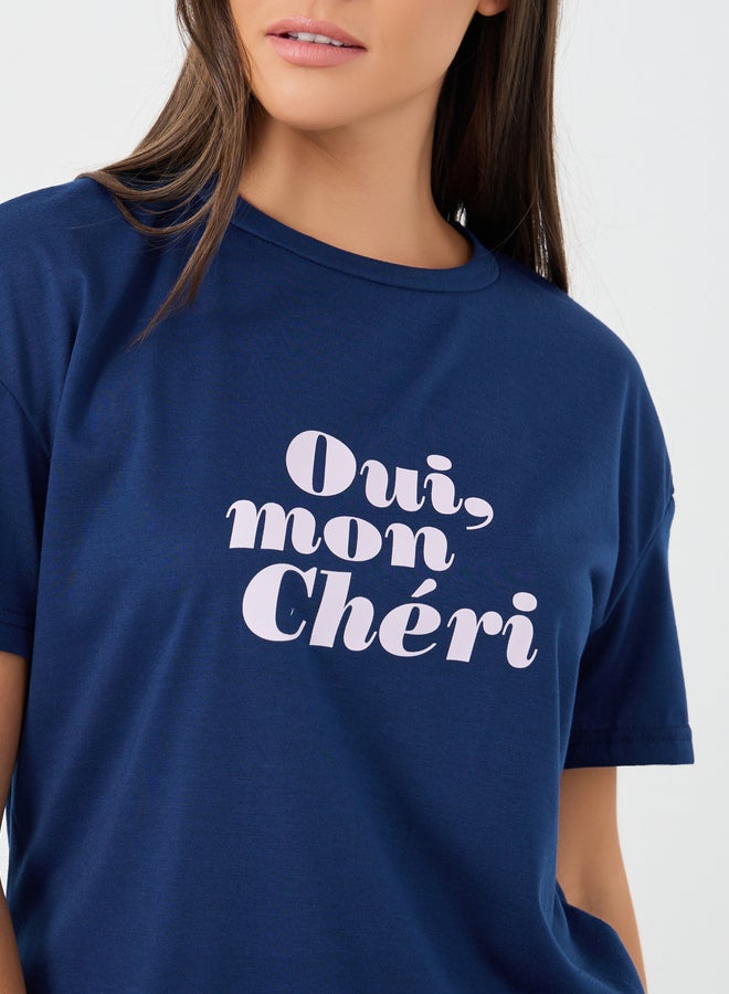 طقم بيجامة تي شيرت بطبعة شعار وشورت مخطط