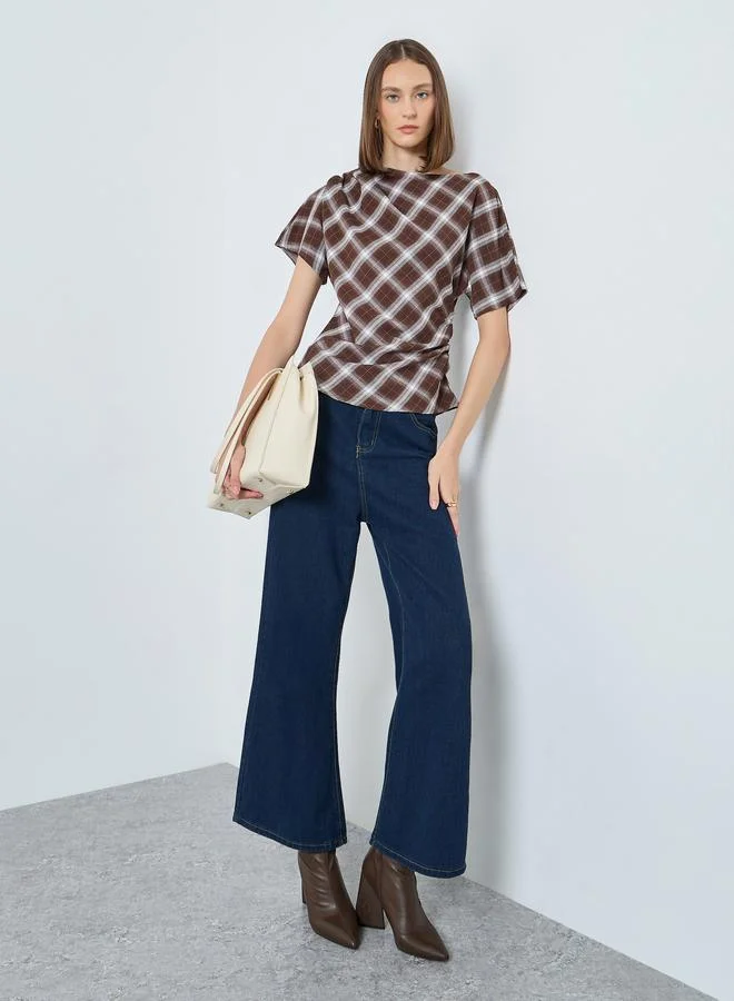 ستايلي بلوزة بنمط مربعات وتفاصيل كسرات