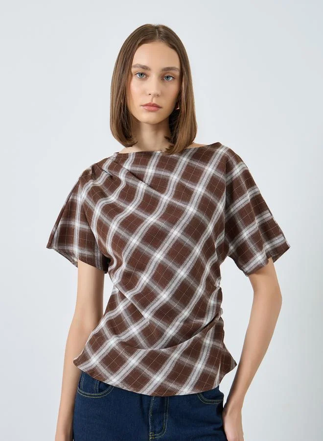 ستايلي بلوزة بنمط مربعات وتفاصيل كسرات