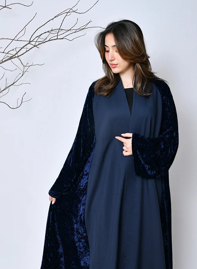 عبايات حوراء عباية شتوية كحلية مخملية فاخرة – تصميم راقٍ من عبايات حوراء