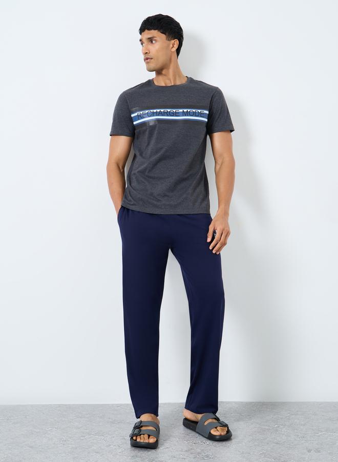 ستايلي طقم بيجامة رجالي مخطط بطبعة شعار ستايلي - Image 1