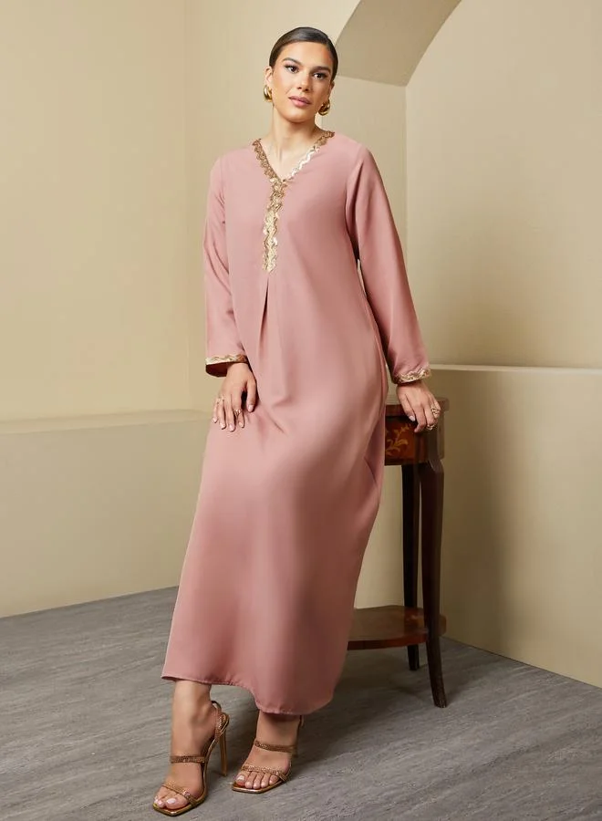 ستايلي جلابية flared مزينة بالترتر من Styli بياقة V